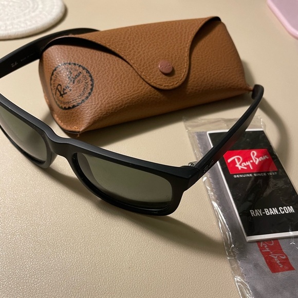 Authentic Black Ray Bans with case - Picture 2 of 8